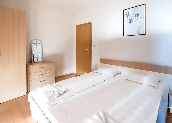 Апартамент Seaside With 2 Bedrooms For Up To 5 Guests *