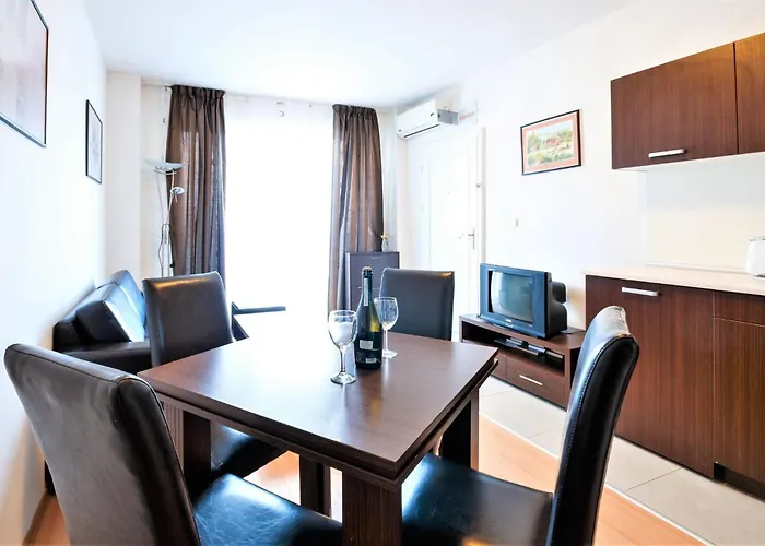 Seaside With 2 Bedrooms For Up To 5 Guests Апартамент *