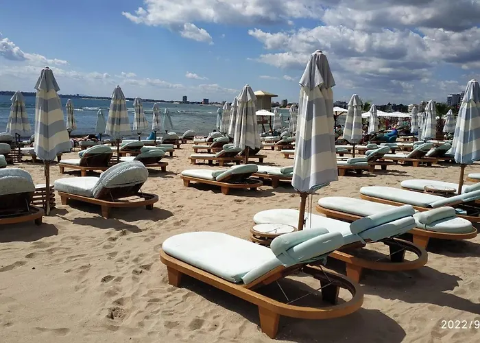 Seaside With 2 Bedrooms For Up To 5 Guests Апартамент *