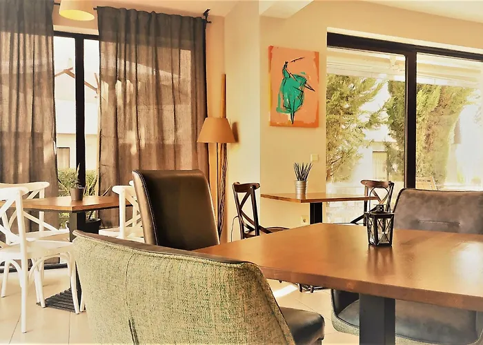 Seaside With 2 Bedrooms For Up To 5 Guests *